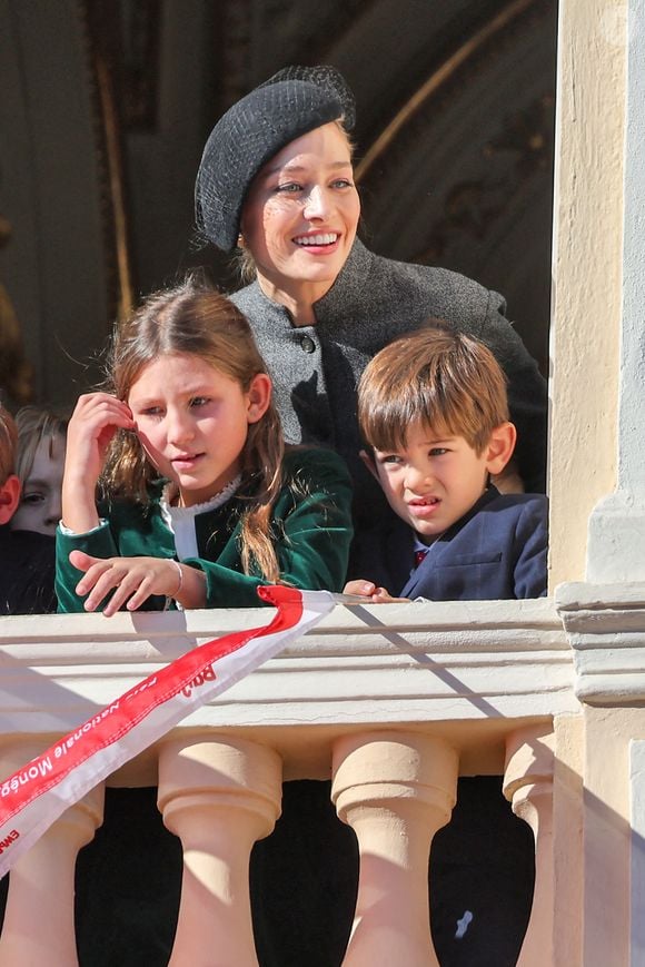 La petite fille de Beatrice Borromeo et Pierre Casiraghi se prénomme Bianca Carolina Marta. 

 India Casiraghi, Beatrice Borromeo et Balthazar Casiraghi-Rassam - La famille princière de Monaco au balcon du palais, à l'occasion de la Fête Nationale de Monaco, le 19 novembre 2024. © Jacovides-Bebert/Bestimage