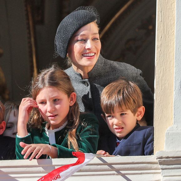La petite fille de Beatrice Borromeo et Pierre Casiraghi se prénomme Bianca Carolina Marta. 

 India Casiraghi, Beatrice Borromeo et Balthazar Casiraghi-Rassam - La famille princière de Monaco au balcon du palais, à l'occasion de la Fête Nationale de Monaco, le 19 novembre 2024. © Jacovides-Bebert/Bestimage