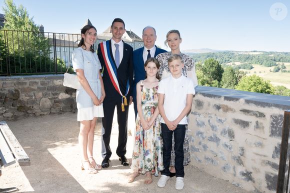 En effet, avant leur venue en France, les jumeaux Gabriella et Jacques ont suivi quelques séances d’initiation historique.

Le prince Albert II de Monaco, la princesse Charlène de Monaco, le prince Jacques de Monaco, marquis des Baux, et la princesse Gabriella de Monaco, comtesse de Carladès, ont été accueillis à Mur-de-Barrez en aveyron par M. Pierre Ignace, le maire de la commune et membre de la délégation officielle française lors de la récente visite d’État à Monaco. Une nouvelle médiathèque, créée par la Communauté de communes Aubrac-Carladez-Viadène, a été officiellement baptisée Médiathèque Princesse Gabriella, le 9 juillet 2025. © NivierePool/Bestimage