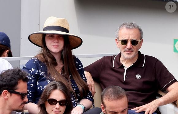 Le prénom du bébé reste pour l’heure gardé secret et pourrait être dévoilé dans les prochains jours.

Elie Semoun et sa compagne Aude (enceinte) dans les tribunes lors des Internationaux de France de Tennis de Roland Garros 2025. Paris, le 1er Juin 2025. © Dominique Jacovides/Bestimage