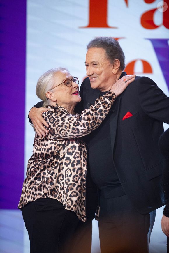 Exclusif - Josiane Balasko et Michel Drucker lors de l'enregistrement de l'émission "Famille je vous aime" présentée par M.Drucker et qui sera diffusée le 29 décembre sur France 3, au studio Rive gauche, à Paris, France, le 2 décembre 2025. © Gaffiot-Perusseau/Bestimage