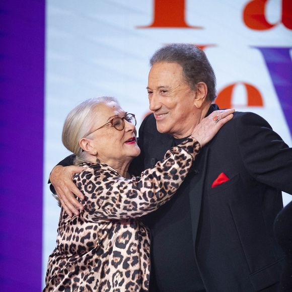 Exclusif - Josiane Balasko et Michel Drucker lors de l'enregistrement de l'émission "Famille je vous aime" présentée par M.Drucker et qui sera diffusée le 29 décembre sur France 3, au studio Rive gauche, à Paris, France, le 2 décembre 2025. © Gaffiot-Perusseau/Bestimage