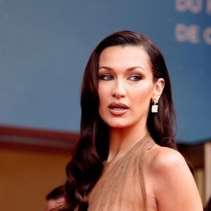 On se souvient notamment, en 2024, de la mannequin américaine Bella Hadid, qui avait arboré une robe qui laissait entrevoir sa poitrine. 

Bella Hadid - Montée des marches du film "The Apprentice" lors du 77ème Festival International du Film de Cannes, au Palais des Festivals à Cannes. Le 20 mai 2024. © Jacovides-Moreau / Bestimage
