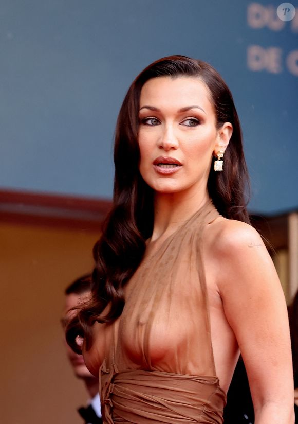 On se souvient notamment, en 2024, de la mannequin américaine Bella Hadid, qui avait arboré une robe qui laissait entrevoir sa poitrine. 

Bella Hadid - Montée des marches du film "The Apprentice" lors du 77ème Festival International du Film de Cannes, au Palais des Festivals à Cannes. Le 20 mai 2024. © Jacovides-Moreau / Bestimage