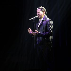 Exclusif - Laurent Gerra, imitant ici J. Hallyday, « Se met à table ! » dans son nouveau spectacle à savourer au Casino de Paris, à Paris, France, le 04 Janvier 2025. © Bertrand Rindoff/Bestimage