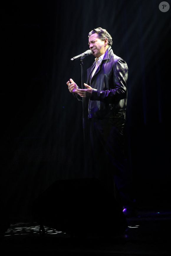 Exclusif - Laurent Gerra, imitant ici J. Hallyday, « Se met à table ! » dans son nouveau spectacle à savourer au Casino de Paris, à Paris, France, le 04 Janvier 2025. © Bertrand Rindoff/Bestimage