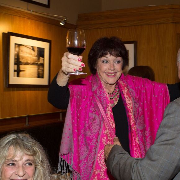 Exclusif -  Daniel Russo et sa femme Lucie et Anny Duperey accueillent Francis Perrin à son arrivée - Francis Perrin fête ses 50 ans de carrière au restaurant La Coupole entouré de ses amis après avoir donné une représentation de "Molière Malgré Moi" au théâtre de la Gaîté-Montparnasse à Paris le 18 juin 2016
© Romuald Meigneux / Bestimage