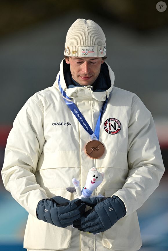 10 février 2026, Italie, Antholz : Olympia, Jeux Olympiques d'hiver Milan Cortina 2026, Biathlon, Individuel 20 km, Hommes, Sturla Holm Laegreid de Norvège réagit avec émotion lors de la cérémonie de remise des prix. Photo : Hendrik Schmidt/DPA/ABACAPRESS.COM