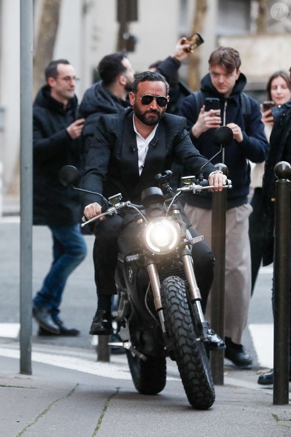 Exclusif - Cyril Hanouna arrive en moto électrique pour la dernière émission "Touche pas à mon poste" (TPMP) diffusée en direct sur C8 avant la fermeture de la chaine le 28 février, à Paris, France, le 27 février 2025. © Christophe Clovis/Bestimage