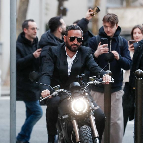 Exclusif - Cyril Hanouna arrive en moto électrique pour la dernière émission "Touche pas à mon poste" (TPMP) diffusée en direct sur C8 avant la fermeture de la chaine le 28 février, à Paris, France, le 27 février 2025. © Christophe Clovis/Bestimage