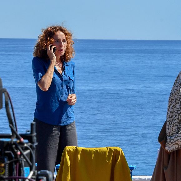 Isabel Otero et Hubert Roulleau sur le tournage de la série "Crimes parfaits" (France 3) sur la promenade des Anglais et sur la plage Beau Rivage à Nice, sous la direction d'Emmanuel Rigaut. Le 23 juin 2020.