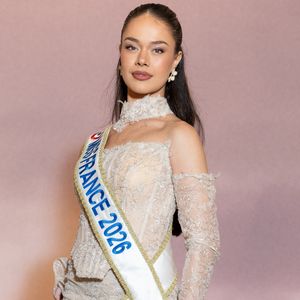 La jeune reine de beauté a ensuite littéralement fondu en larmes lorsque le comédien est venu la rejoindre en plateau

Hinaupoko Devèze (Miss France 2026) - Photocall de l'avant-première mondiale parisienne de la saison 4 Netflix de "Bridgerton" au Palais Brongniart à Paris, France, le 14 janvier 2026. © Cyril Moreau/Bestimage