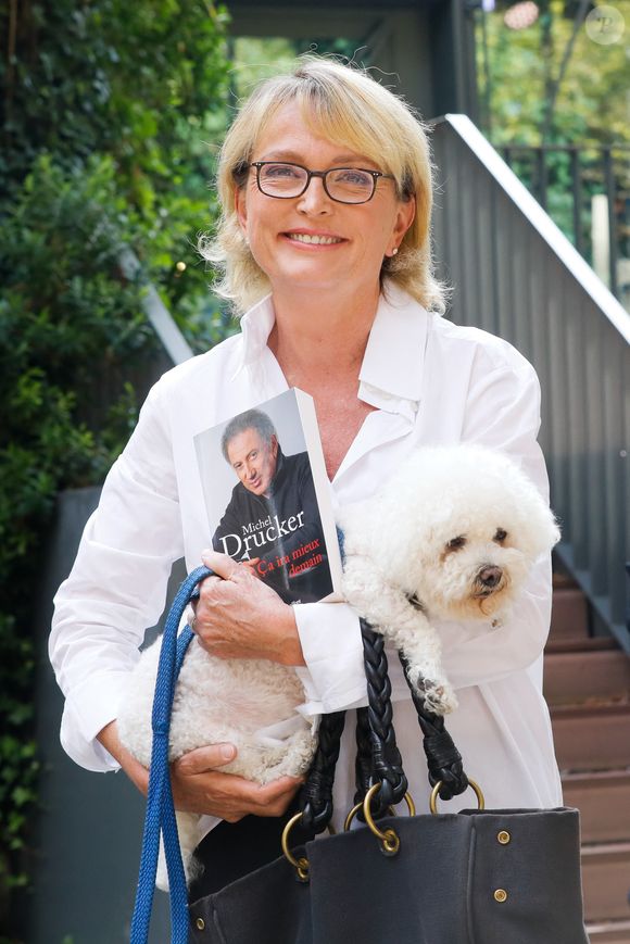 Claude Chirac et Sumette, le chien de Jacques et Bernadette Chirac offert par Michel Drucker, à a sortie de l'enregistrement de l'émission "Vivement Dimanche" consacrée à Jacques Chirac. Studio Gabriel à Paris, France, le 16 septembre 2021. Crédit Christophe Clovis / Bestimage