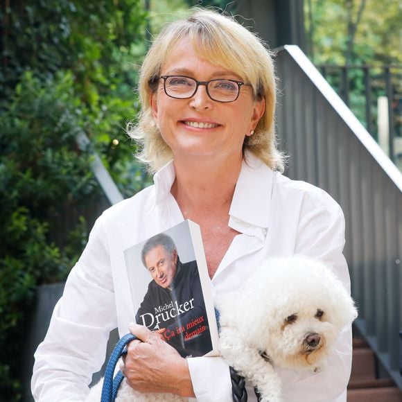 Claude Chirac et Sumette, le chien de Jacques et Bernadette Chirac offert par Michel Drucker, à a sortie de l'enregistrement de l'émission "Vivement Dimanche" consacrée à Jacques Chirac. Studio Gabriel à Paris, France, le 16 septembre 2021. Crédit Christophe Clovis / Bestimage
