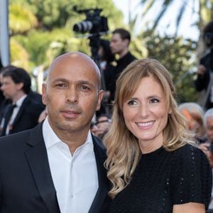 Eric Judor et sa compagne - Montée des marches du film " The Old Oak " lors du 76ème Festival International du Film de Cannes, au Palais des Festivals à Cannes. Le 26 mai 2023 © Olivier Borde / Bestimage