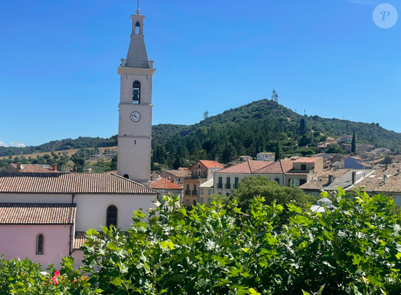 Depuis la commune d'Oraison, située dans les Alpes-de-Haute-Provence, Simone Féraud est une personne bien connue et elle n'hésite pas à parler de Cyril Féraud...

Photo de la commune d'Oraison, datant du 8 juillet 2025.