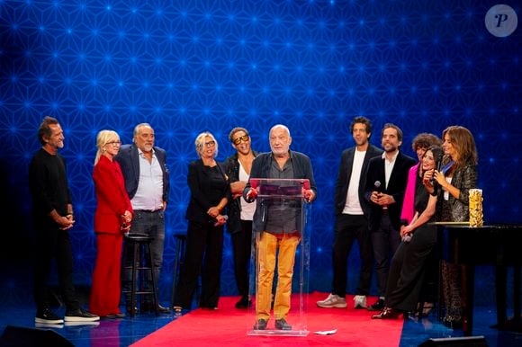 Exclusif - Stéphane De Groodt, Sylvie Testud, Antoine Duléry, Stéphanie Murat, JoeyStarr (Joey Starr), François Berléand, Max Boublil, Sébastien Castro, Constance Dollé, Nassima Benchicou et Faustine Bollaert lors des surprises pour l'enregistrement de l'émission "La Boîte à secrets", présentée par F.Bollaert et diffusée le 26 septembre 2025 sur France 3, dans les studios du Lendit à Saint-Denis, Seine Saint-Denis, France, le 8 septembre 2025. © Pierre Perusseau/Bestimage
