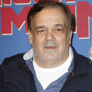 Didier Bourdon s’est confié comme rarement sur sa vie de famille. À 66 ans, il évoque avec émotion ses deux filles, Clélia et Natacha.
Nées de son histoire avec Marie-Sandra Badini Duran, elles ont 19 et 15 ans. Deux jeunes femmes qui font aujourd’hui la fierté de leur père.

À 66 ans, l’acteur s’ouvre sur ses filles et ses inquiétudes de père.Didier Bourdon - Première du film "C'était Mieux Demain" au cinéma UGC Bercy à Paris.

© Marc Ausset-Lacroix/Bestimage