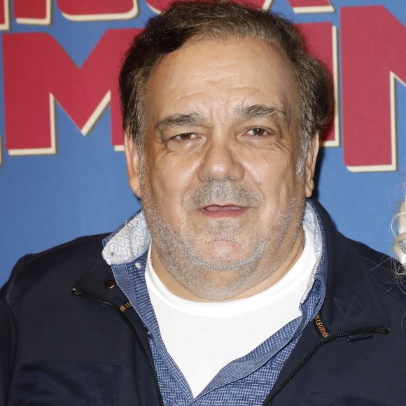 Didier Bourdon s’est confié comme rarement sur sa vie de famille. À 66 ans, il évoque avec émotion ses deux filles, Clélia et Natacha.
Nées de son histoire avec Marie-Sandra Badini Duran, elles ont 19 et 15 ans. Deux jeunes femmes qui font aujourd’hui la fierté de leur père.

À 66 ans, l’acteur s’ouvre sur ses filles et ses inquiétudes de père.Didier Bourdon - Première du film "C'était Mieux Demain" au cinéma UGC Bercy à Paris.

© Marc Ausset-Lacroix/Bestimage