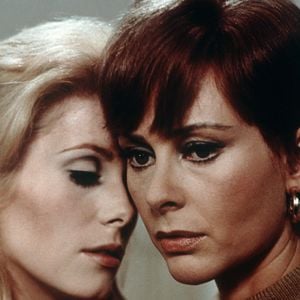 De Carmine Gallone à Luis Buñuel, Geneviève Page a traversé les époques et les styles, incarnant des rôles inoubliables de femme fatale.

Catherine Deneuve, Genevieve Page sur le tournage du film "Belle De Jour" (1967)
JLPPA / Bestimage