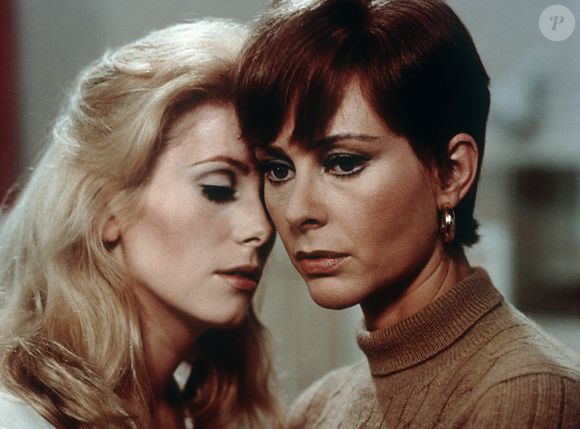 De Carmine Gallone à Luis Buñuel, Geneviève Page a traversé les époques et les styles, incarnant des rôles inoubliables de femme fatale.

Catherine Deneuve, Genevieve Page sur le tournage du film "Belle De Jour" (1967)
JLPPA / Bestimage