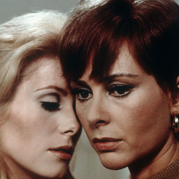 De Carmine Gallone à Luis Buñuel, Geneviève Page a traversé les époques et les styles, incarnant des rôles inoubliables de femme fatale.

Catherine Deneuve, Genevieve Page sur le tournage du film "Belle De Jour" (1967)
JLPPA / Bestimage