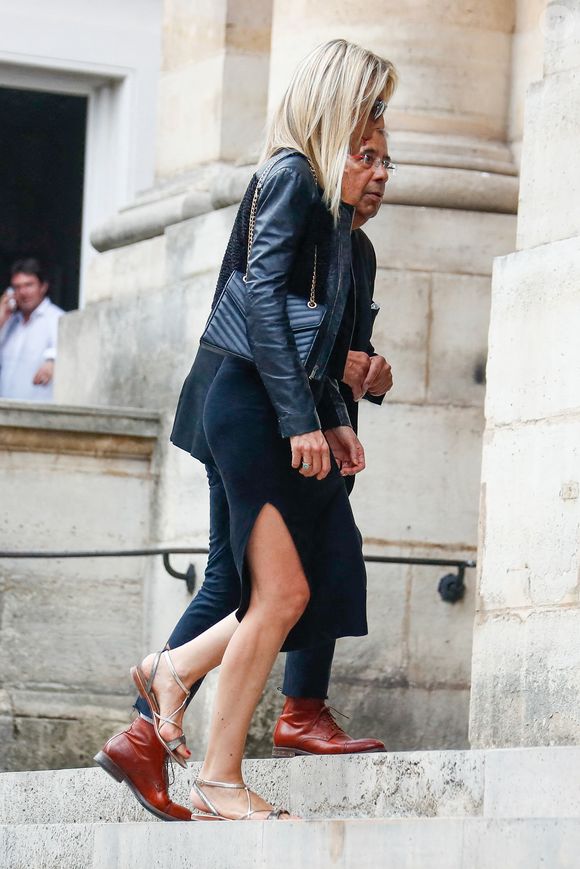 Laurent Voulzy et sa compagne Isaure Le Faou - Arrivées aux obsèques de Thierry Ardisson en l’église Saint-Roch de Paris, France, le 17 juillet 2025. © Clovis-Jacovides/Bestimage