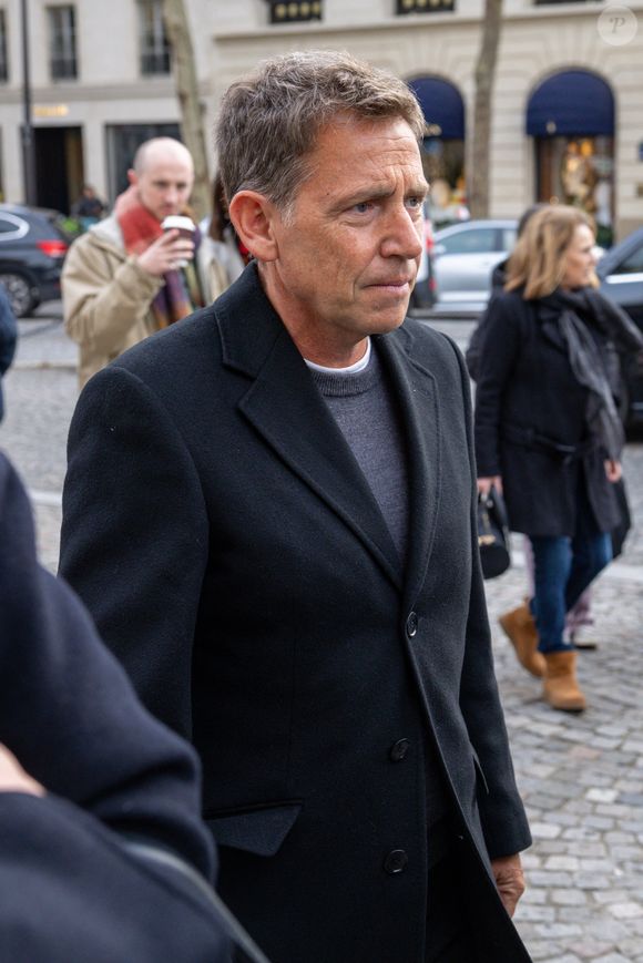 Il a dégusté des plats de pâtes et des pizzas dont les prix varient de 10 à 18 euros.

Daniel Riolo - Arrivées à la cérémonie religieuse en hommage à Rolland Courbis dans l'église de la Madeleine à Paris, France, le 14 janvier 2026. © Jacovides-Moreau/Bestimage