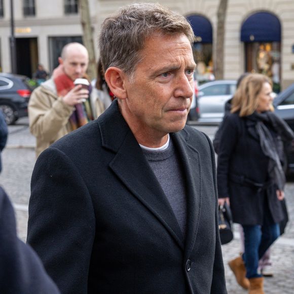 Il a dégusté des plats de pâtes et des pizzas dont les prix varient de 10 à 18 euros.

Daniel Riolo - Arrivées à la cérémonie religieuse en hommage à Rolland Courbis dans l'église de la Madeleine à Paris, France, le 14 janvier 2026. © Jacovides-Moreau/Bestimage