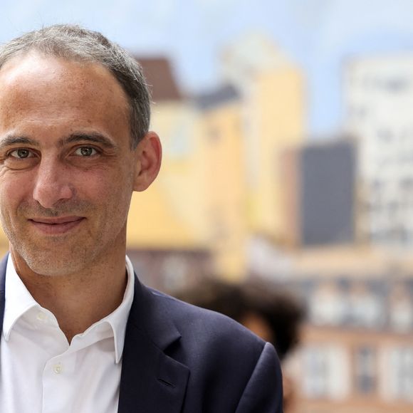 Raphael Glucksmann, député européen et co-président du mouvement Place Publique, fait la queue devant un bureau de vote pour voter lors du premier tour des élections législatives, le 30 juin 2024. Paris, France, le 30 juin 2024. © Stéphane Lemouton / Bestimage