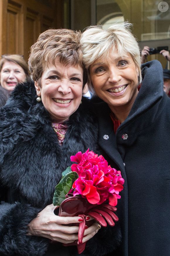 L'animatrice météo avait fait ses adieux aux téléspectateurs de TF1 il y a 8 ans avec un message bouleversant.

Catherine Laborde et son amie Evelyne Dheliat, autre miss meteo de TF1 à son mariage avec son compagnon de longue date Thomas Stern, publicitaire, samedi 9 novembre 2013 a la mairie du 2e arrondissement de Paris, en presence de ses amis les plus proches. Bestimage