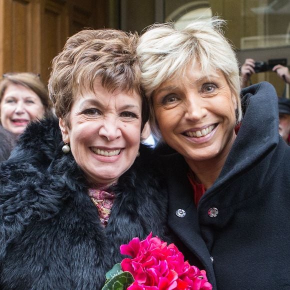 L'animatrice météo avait fait ses adieux aux téléspectateurs de TF1 il y a 8 ans avec un message bouleversant.

Catherine Laborde et son amie Evelyne Dheliat, autre miss meteo de TF1 à son mariage avec son compagnon de longue date Thomas Stern, publicitaire, samedi 9 novembre 2013 a la mairie du 2e arrondissement de Paris, en presence de ses amis les plus proches. Bestimage