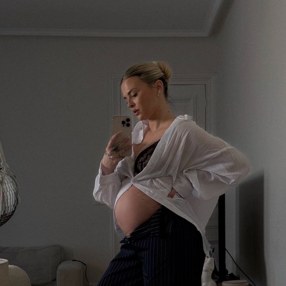 Quelques jours après leur arrivée, elle a partagé une tendre photo avec ses deux filles sur Instagram.

Kelly Vedovelli a donné naissance à son premier enfant. Compte Instagram