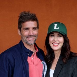 Pour cet événement marquant, la chanteuse a pu compter sur la présence de son compagnon Arnaud Clément et de leur fils Marin, âgé de presque 9 ans.
Nolwenn Leroy et son compagnon Arnaud Clément au village lors des Internationaux de France de Tennis de Roland Garros 2025, à Paris, France, le 26 mai 2025. © Jacovides-Moreau/Bestimage