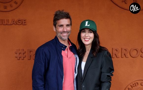 Pour cet événement marquant, la chanteuse a pu compter sur la présence de son compagnon Arnaud Clément et de leur fils Marin, âgé de presque 9 ans.

Nolwenn Leroy et son compagnon Arnaud Clément au village lors des Internationaux de France de Tennis de Roland Garros 2025, à Paris, France, le 26 mai 2025. © Jacovides-Moreau/Bestimage