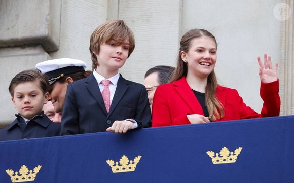 La Princesse Estelle de Suède, le Prince Oscar, le Prince Nicolas célèbrent l'anniversaire de Gustaf de Suède lors d'une parade militaire et en faisant une apparition au balcon du palais royal de Stockholm avec sa famille le 30 avril 2025.  © Dana Press/Bestimage