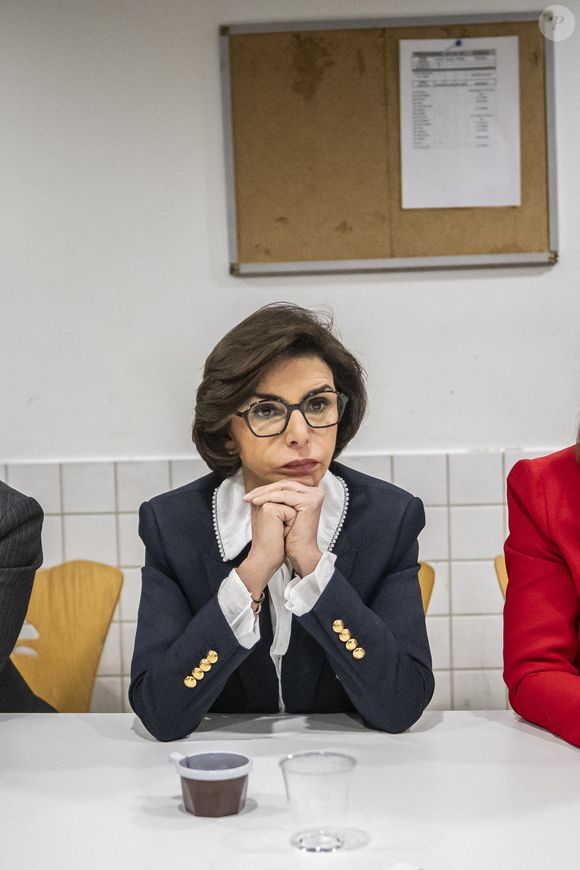 Rachida Dati fait un geste lors d'une visite au commissariat central du 9e arrondissement de Paris à l'occasion de la Journée internationale pour l'élimination de la violence à l'égard des femmes à Paris, le 25 novembre 2025. Photo by Eliot Blondet/ABACAPRESS.COM