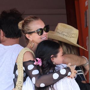 Exclusif - Prix Spécial - No Web - Laeticia Hallyday accompagnée de son compagnon Frédéric Suant et de sa fille Joy sont aller acceuillir Jade à l'aéroport de Saint-Barthélemy-Rémy-de-Haenen où tout le monde se retrouve pour le 50ème anniversaire de Laeticia, à Saint-Jean, Saint-Barthélémy, Antilles françaises, France, le 15 mars 2025.