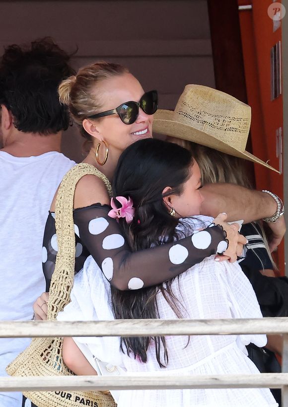 Exclusif - Prix Spécial - No Web - Laeticia Hallyday accompagnée de son compagnon Frédéric Suant et de sa fille Joy sont aller acceuillir Jade à l'aéroport de Saint-Barthélemy-Rémy-de-Haenen où tout le monde se retrouve pour le 50ème anniversaire de Laeticia, à Saint-Jean, Saint-Barthélémy, Antilles françaises, France, le 15 mars 2025.