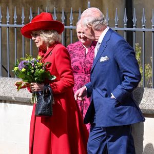 Le roi Charles III d'Angleterre et Camilla Parker Bowles, reine consort d'Angleterre - Les membres de la famille royale britannique assistent à l'office de Pâques à la chapelle Saint-Georges du château de Windsor, Royaume Uni, le 5 avril 2026. © Zak Hussein/Backgrid/Bestimage
