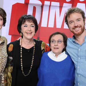 Exclusif - Anny Duperey entouree par sa fille Sara Giraudeau, Marie Paule Belle et son fils Gaël Giraudeau - Enregistrement de l'émission Vivement dimanche au studio Gabriel, présentée par M.Drucker et diffusée sur France 3 le 15 octobre 2023.
© Guillaume Gaffiot / Bestimage