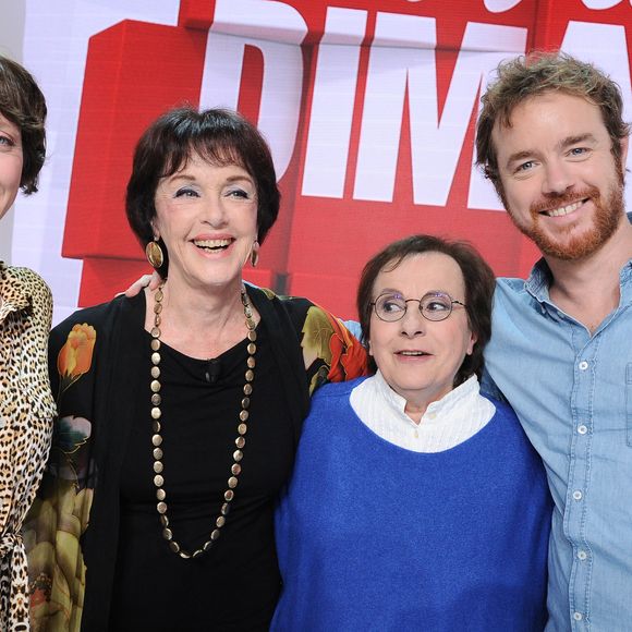 Exclusif - Anny Duperey entouree par sa fille Sara Giraudeau, Marie Paule Belle et son fils Gaël Giraudeau - Enregistrement de l'émission Vivement dimanche au studio Gabriel, présentée par M.Drucker et diffusée sur France 3 le 15 octobre 2023.
© Guillaume Gaffiot / Bestimage