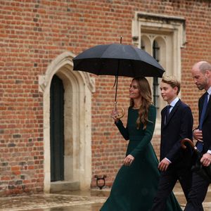L’établissement a toutefois beaucoup évolué depuis la scolarité du futur roi.

Le prince George de Galles, fait sa rentrée au collège d'Eton entouré de ses parents, le prince William, prince de Galles, et Catherine (Kate) Middleton, princesse de Galles, le 8 septembre 2026.  © PA Wire/PA Images / Bestimage