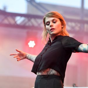 Coeur de Pirate en concert lors du 67ème festival "Nuits du Sud", place du Grand Jardin, à Vence. Le 2 août 2019 © Lionel Urman / Bestimage