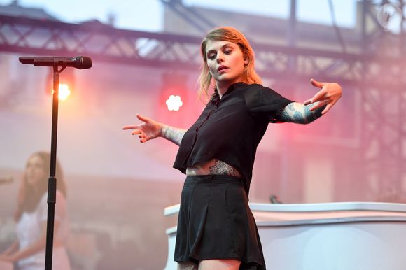 Coeur de Pirate en concert lors du 67ème festival "Nuits du Sud", place du Grand Jardin, à Vence. Le 2 août 2019 © Lionel Urman / Bestimage