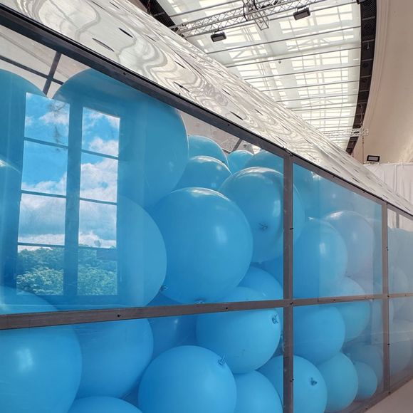 Sur Instagram, le couple a partagé des vidéos et des clichés de leur journée avec leurs enfants Lola et Billie nées en 2017 et 2019.

Pierre Niney et Natasha Andrews sur Instagram, Juin 2025