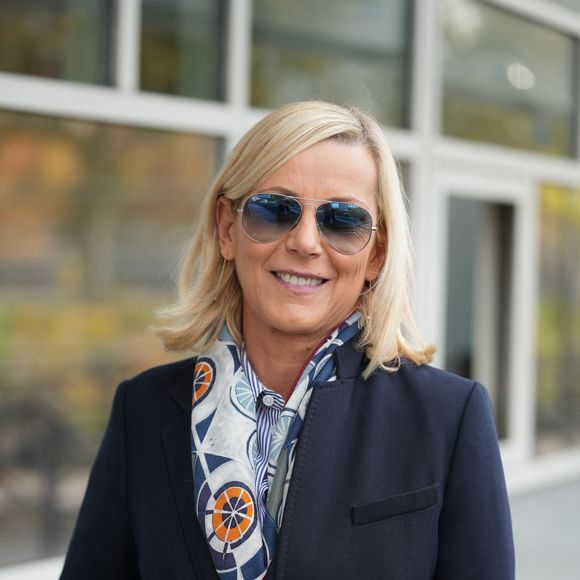 Exclusif - Laurence Ferrari passe devant les studios Rive Gauche à Paris le 5 novembre 2025. © Anne-sophie Guebey / Bestimage