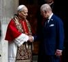 Pour cette occasion spéciale, la reine Camilla et son époux ont opté pour la sobriété.

Le roi Charles III d'Angleterre et Camilla Parker Bowles, reine consort d'Angleterre, quittent le pape Léon XIV après avoir assisté au service œcuménique dans la chapelle Sixtine au Vatican, le 23 octobre 2025. Photo par PA Photo/ Bestimage