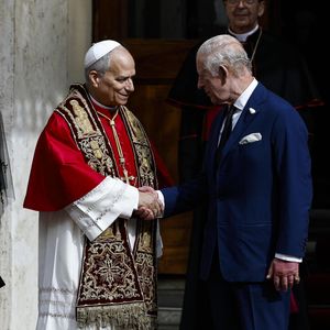 Pour cette occasion spéciale, la reine Camilla et son époux ont opté pour la sobriété.
Le roi Charles III d'Angleterre et Camilla Parker Bowles, reine consort d'Angleterre, quittent le pape Léon XIV après avoir assisté au service œcuménique dans la chapelle Sixtine au Vatican, le 23 octobre 2025. Photo par PA Photo/ Bestimage