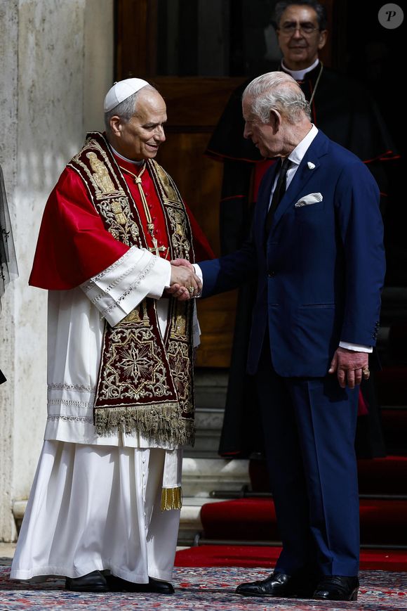 Pour cette occasion spéciale, la reine Camilla et son époux ont opté pour la sobriété.

Le roi Charles III d'Angleterre et Camilla Parker Bowles, reine consort d'Angleterre, quittent le pape Léon XIV après avoir assisté au service œcuménique dans la chapelle Sixtine au Vatican, le 23 octobre 2025. Photo par PA Photo/ Bestimage